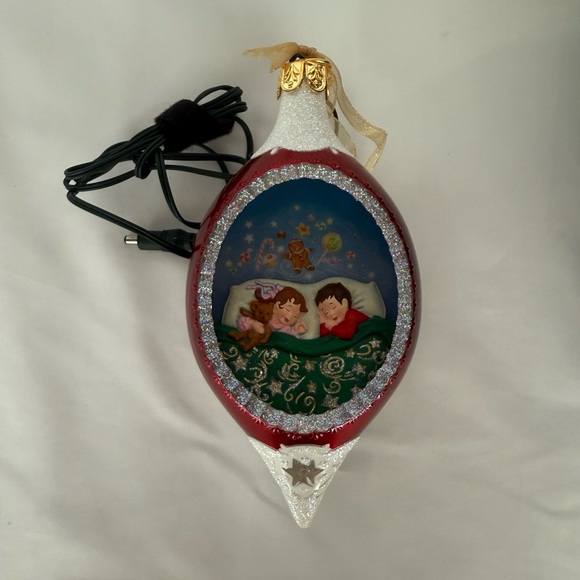 2005 Hallmark Illuminations Ornament Watching for Santa - Picture 4 of 6